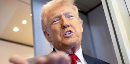 Donald Trump habla con los medios a bordo del Air Force One durante un vuelo desde Dover, Delaware, a Miami, Florida SAUL LOEB / AFP